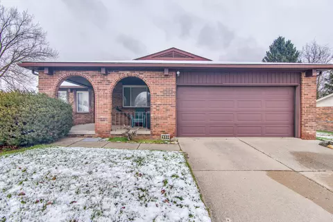 4802 Shoreline Ct, Waterford, MI 48329