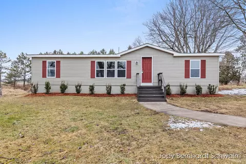3173 W 24th St, Fremont, MI 49412