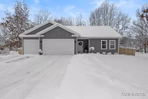 12142 Pine Meadows Dr, Wayland, MI 49348