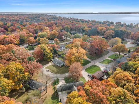 55 Nancy Ln, Muskegon, MI 49445