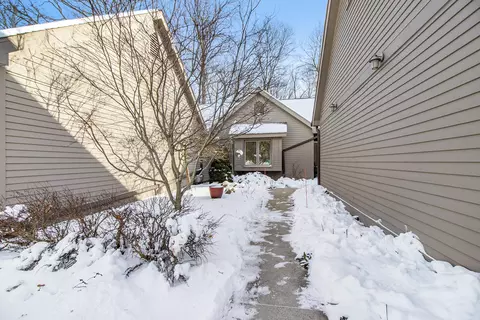 4626 Cottonwood Dr, Ann Arbor, MI 48108