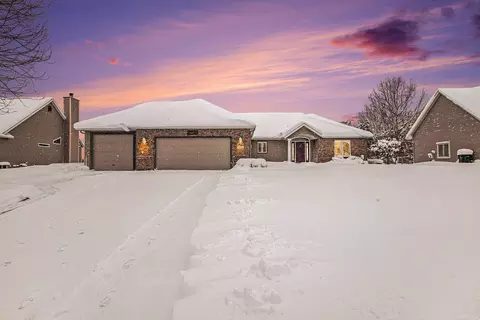 10252 Deerfield Dr, Zeeland, MI 49464