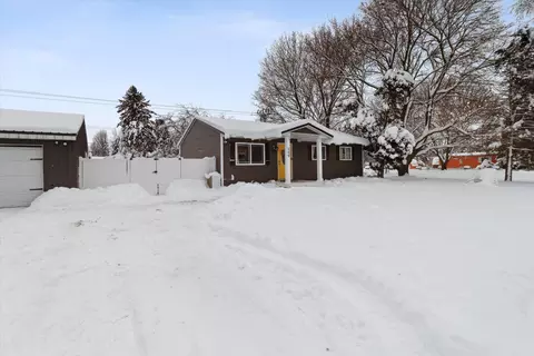 509 W Gilson St, Edmore, MI 48829 photo 2