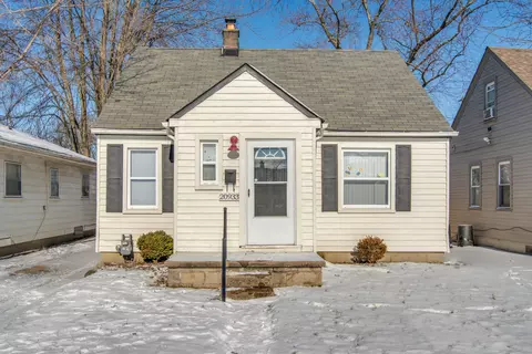 20933 Hollywood St, Harper Woods, MI 48225
