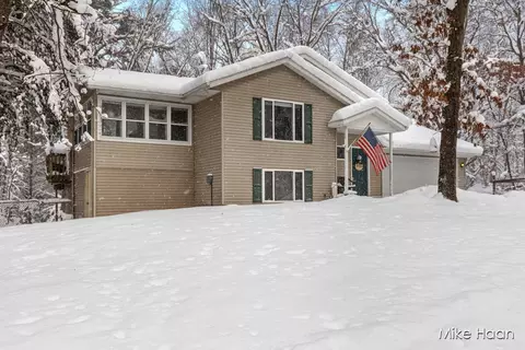 4903 Woodview Dr, Rockford, MI 49341