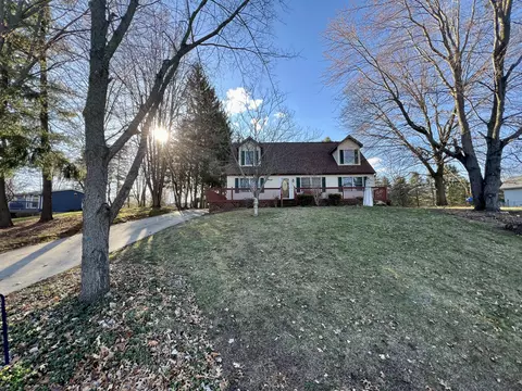 140 Westshore Dr, Jerome, MI 49249