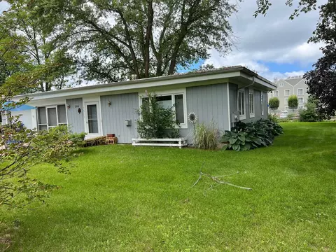 208 W Mechanic St, New Buffalo, MI 49117