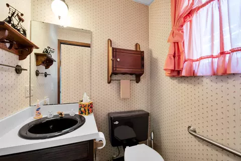 Bath - 845 E Wardlow Rd, Highland, MI 48356 photo 3 of 4