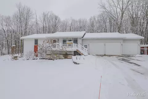 9677 Whitten St NE, Rockford, MI 49341