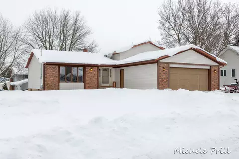 613 Bernard St, Middleville, MI 49333