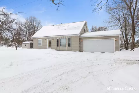 2249 Post Dr NE, Belmont, MI 49306