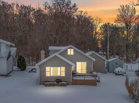 154 Wildwood Beach Rd, Quincy, MI 49082