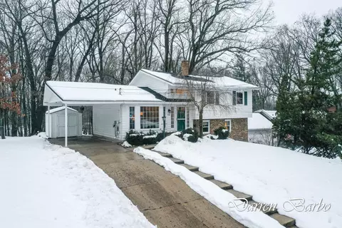 2137 Greenview Ct SW, Wyoming, MI 49519