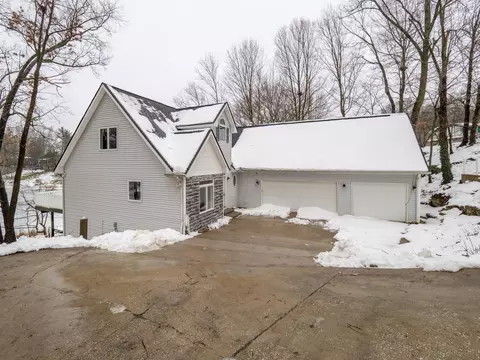 77 S Lake Doster Dr, Plainwell, MI 49080