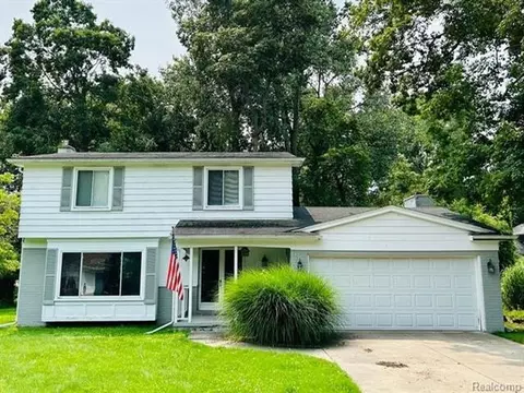 8555 Glengarry Rd, Grosse Ile, MI 48138