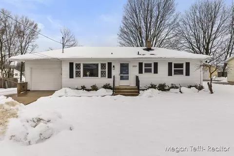 3959 Suburban Shores Dr NE, Grand Rapids, MI 49525
