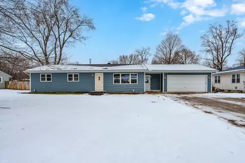 215 Cherrywood Dr, Plainwell, MI 49080