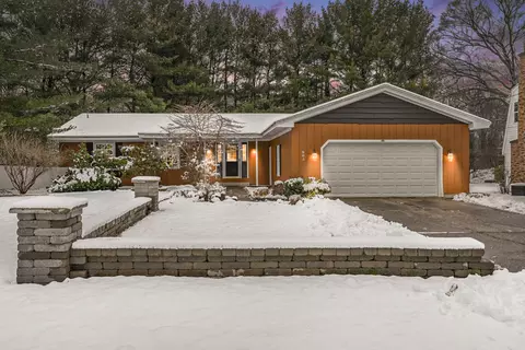 963 Acorn Dr, Holland, MI 49424