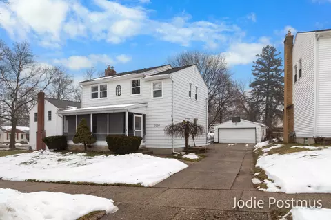 1009 Lockridge Dr NE, Grand Rapids, MI 49505