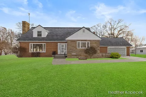 319 S Wood St, Chesaning, MI 48616