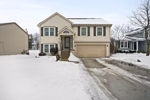 348 Princeton Dr, South Lyon, MI 48178