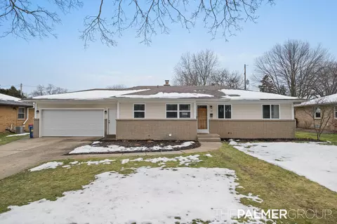 33 Westmont Dr NW, Grand Rapids, MI 49504