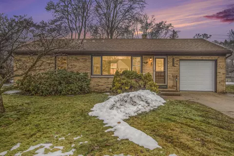 3475 Mccracken St, Norton Shores, MI 49441