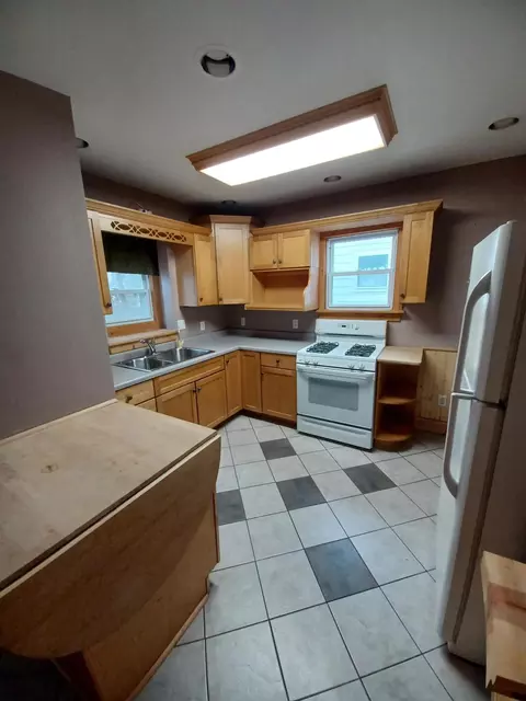 Kitchen - 511 Meyers Ave, Jackson, MI 49203 photo 2 of 9