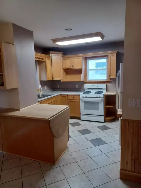 Kitchen - 511 Meyers Ave, Jackson, MI 49203 photo 4 of 9