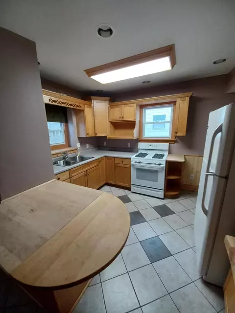 Kitchen - 511 Meyers Ave, Jackson, MI 49203 photo 3 of 9