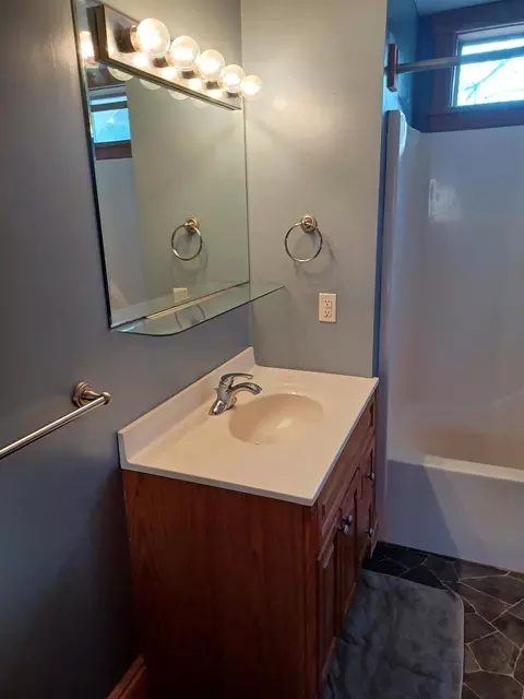 Bath - 511 Meyers Ave, Jackson, MI 49203 photo 2 of 4