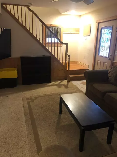 Living - 511 Meyers Ave, Jackson, MI 49203 photo 2 of 3