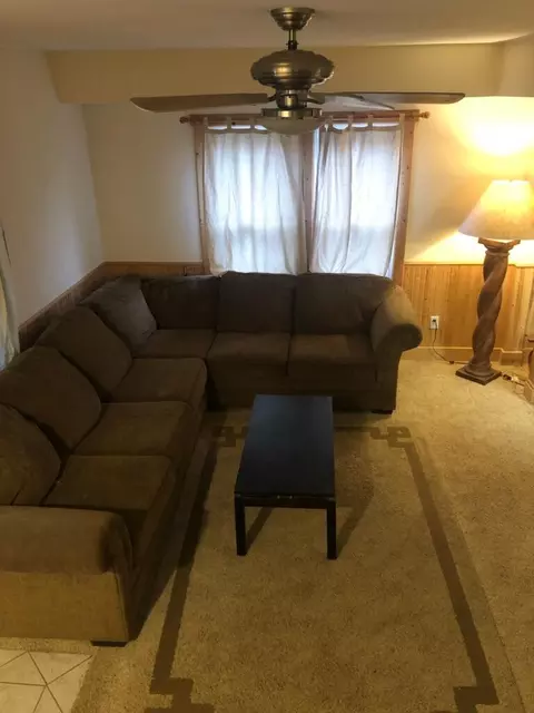 Living - 511 Meyers Ave, Jackson, MI 49203 photo 1 of 3