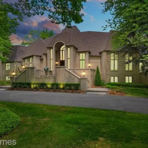 317 Pine Ridge Dr, Bloomfield Hills, MI 48304