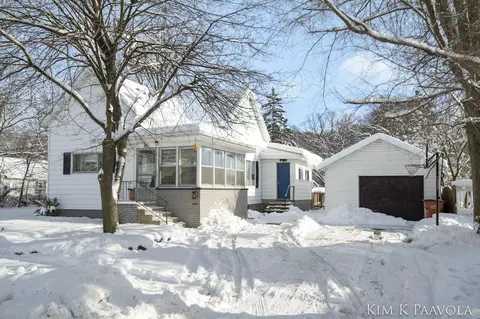 813 N Monroe St, Lowell, MI 49331
