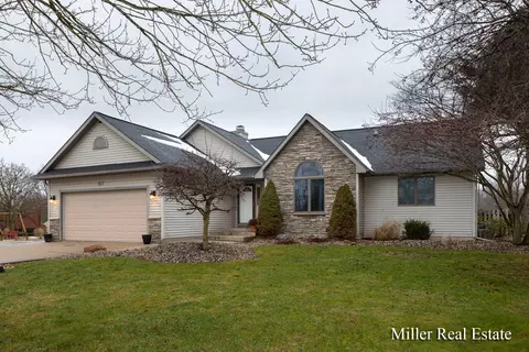 817 Beech St, Lake Odessa, MI 48849