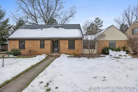 21 Parkview Dr NE, Grand Rapids, MI 49503