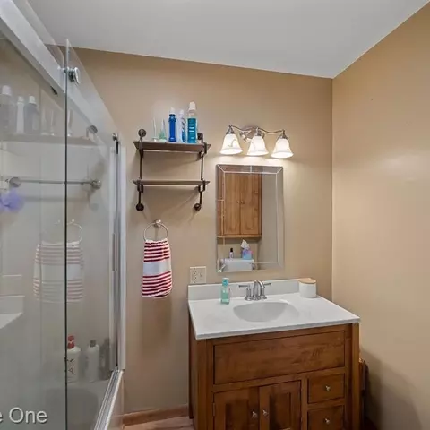 Bath - 5658 Parkside Dr, Monroe, MI 48161 photo 2 of 5