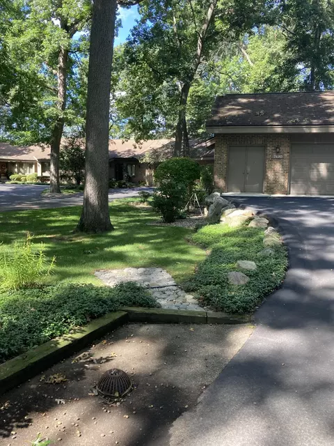 7690 W Saint Andrews Cir, Portage, MI 49024