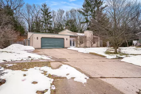 3798 Dunecrest Dr, Norton Shores, MI 49441