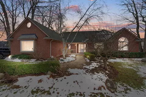 2130 Huntington Dr, Lake Orion, MI 48360