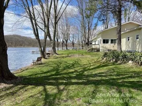 440 Oak Dale Dr, Chelsea, MI 48118