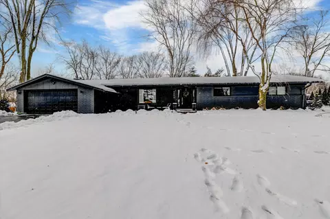 6890 Cedarbrook Dr, Bloomfield Hills, MI 48301