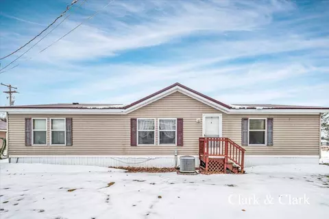 11400 Riverside Dr, Stanwood, MI 49346
