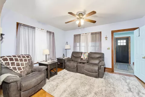 Living - 271 7th St, Manistee, MI 49660 photo 2 of 3