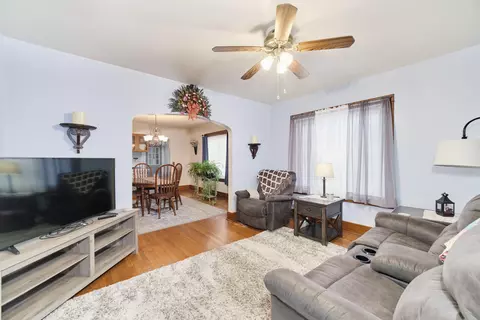 Living - 271 7th St, Manistee, MI 49660 photo 1 of 3