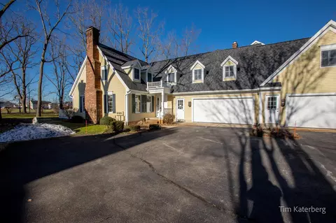 8291 Wallinwood Springs Dr, Jenison, MI 49428