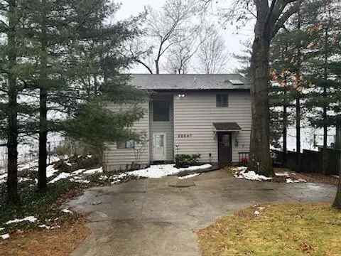 32647 Cable Dr, Dowagiac, MI 49047