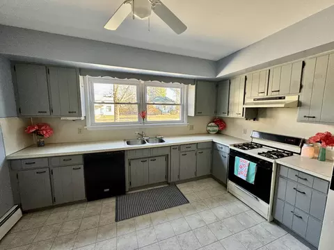 Kitchen - 206 N Baldwin St, Whitehall, MI 49461 photo 3 of 4