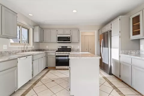 Kitchen - 47615 Beacon Square Dr, Macomb, MI 48044 photo 2 of 4
